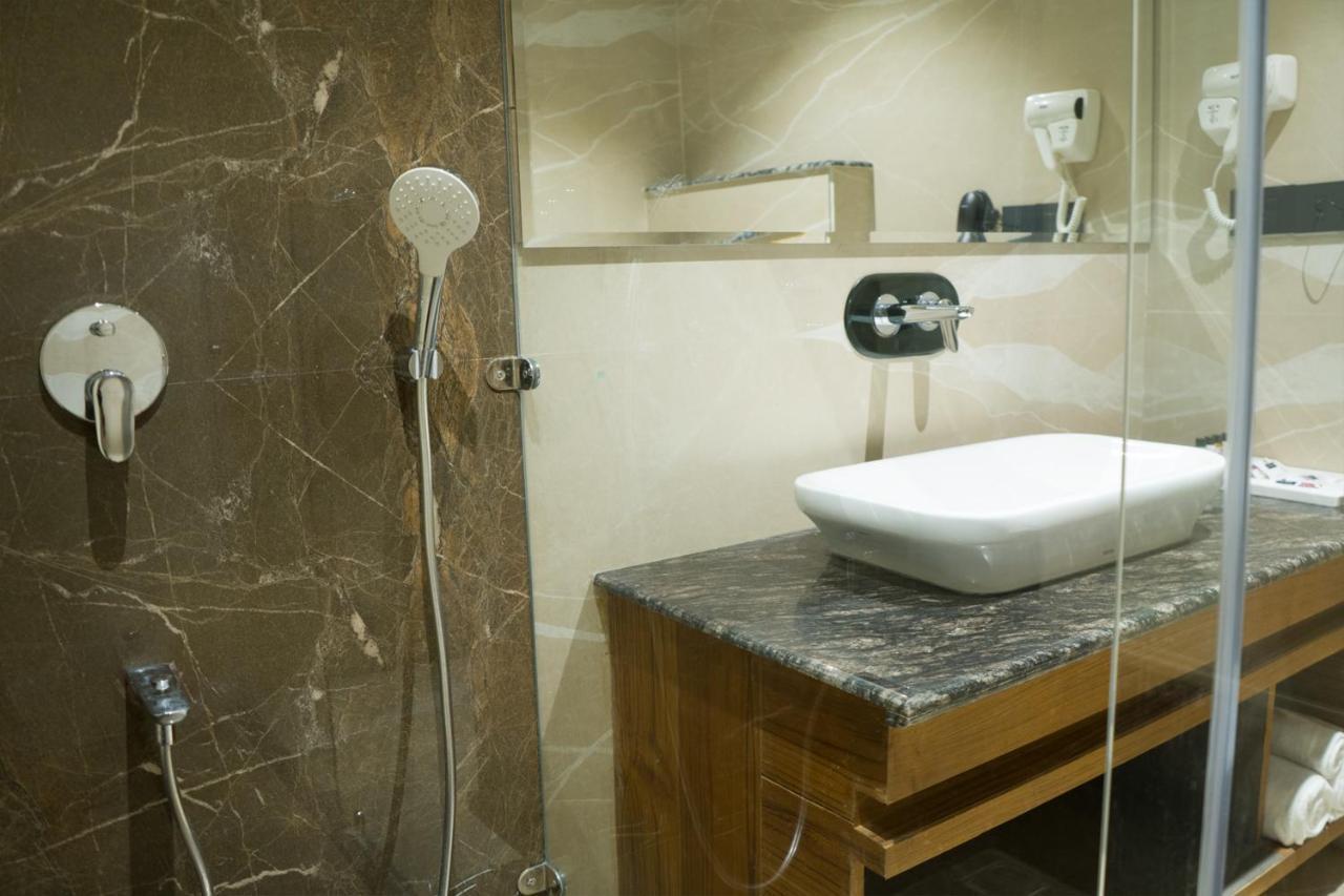 Clarks Inn Suites Kangra Exterior foto