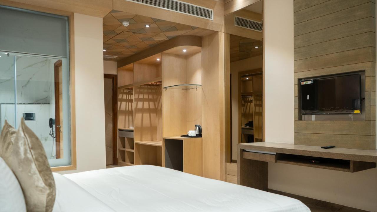 Clarks Inn Suites Kangra Exterior foto